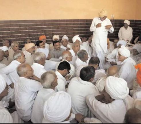 लव मैरिज पर खाप पंचायत ने दी तुगलकी सजा, युवती को पीटा, फाड़े कपड़े