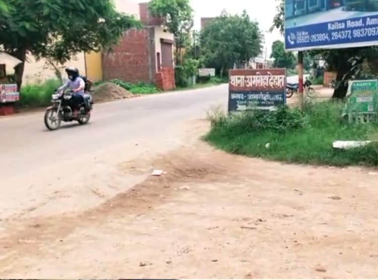 पुलिस की वर्दी में झोलाछाप डॉक्टर का किडनेप, कार के पीछे दौड़ता रहा परिवार