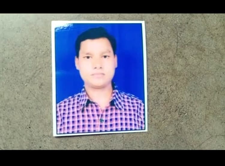 पुलिस की वर्दी में झोलाछाप डॉक्टर का किडनेप, कार के पीछे दौड़ता रहा परिवार