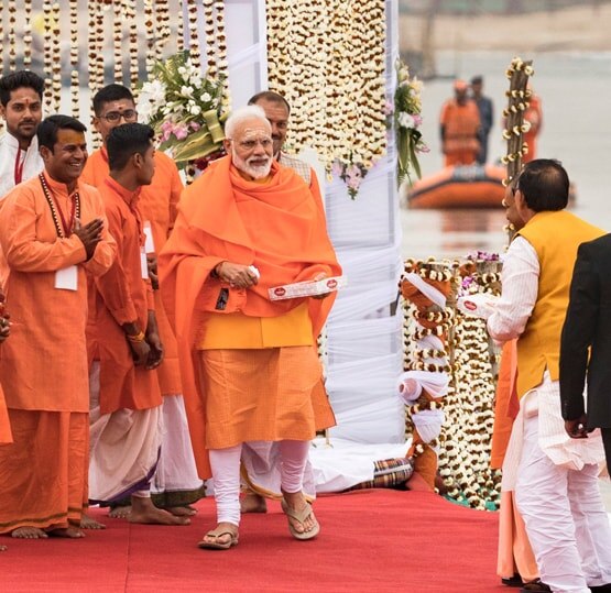 भूमि पूजन के लिए अयोध्या पहुंचे पीएम मोदी, धोती-कुर्ते में दिखा ये खास अंदाज