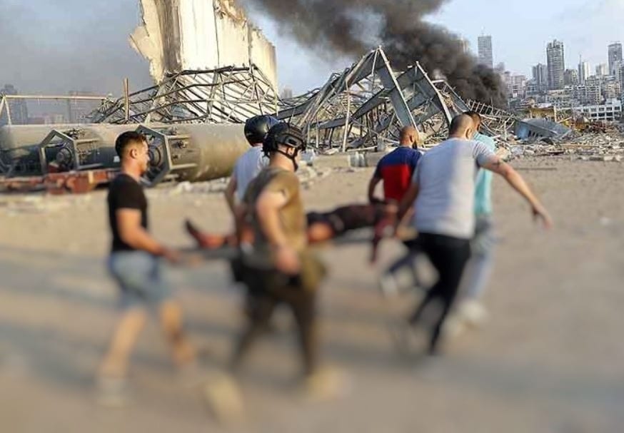 स्कूटी पर घायल को लेकर अस्पताल पहुंचा युवक, देखें बेरूत धमाके का मंजर