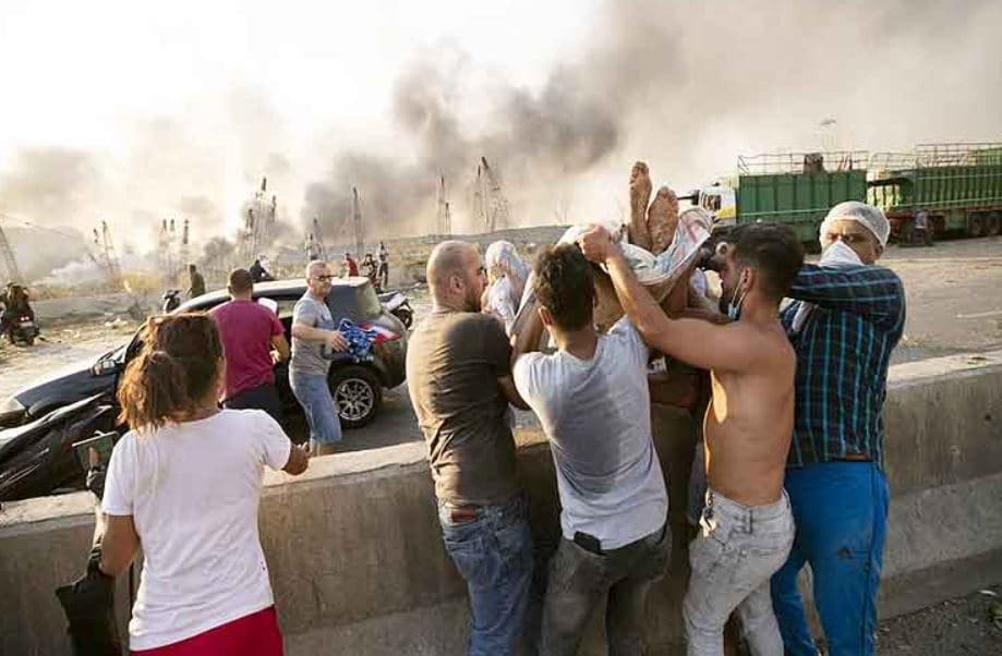 स्कूटी पर घायल को लेकर अस्पताल पहुंचा युवक, देखें बेरूत धमाके का मंजर