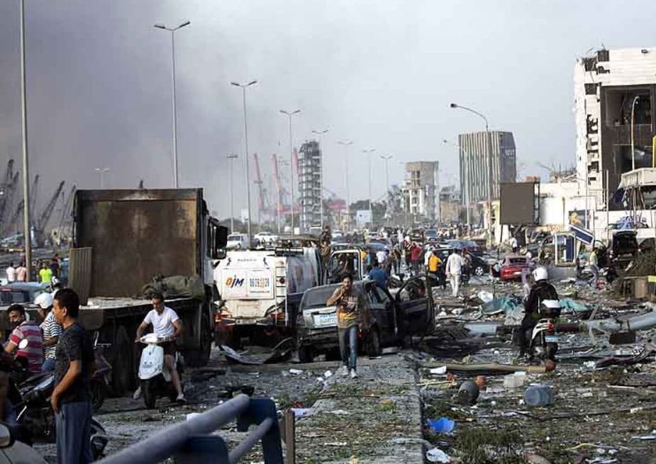 स्कूटी पर घायल को लेकर अस्पताल पहुंचा युवक, देखें बेरूत धमाके का मंजर