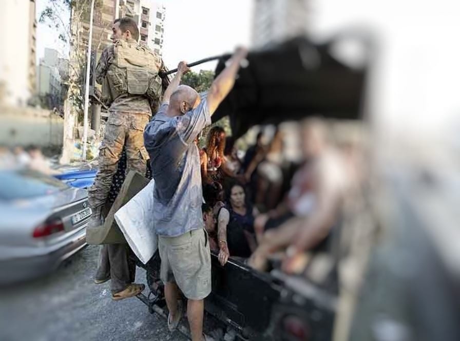 स्कूटी पर घायल को लेकर अस्पताल पहुंचा युवक, देखें बेरूत धमाके का मंजर