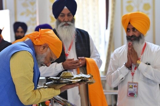 वाराणसी से बहरीन तक, अयोध्या से पहले इन जगहों पर दिखा है मोदी का भक्त अवतार