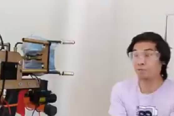 कोरोना: आ गई चेहरे पर मास्क पहनाने वाली मशीन, वीडियो वायरल