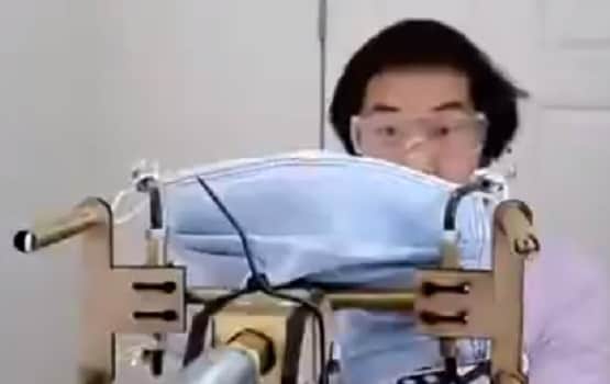 कोरोना: आ गई चेहरे पर मास्क पहनाने वाली मशीन, वीडियो वायरल