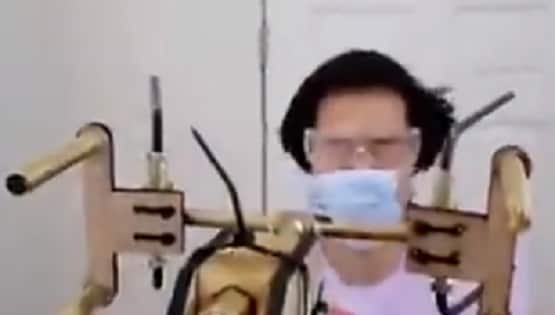 कोरोना: आ गई चेहरे पर मास्क पहनाने वाली मशीन, वीडियो वायरल