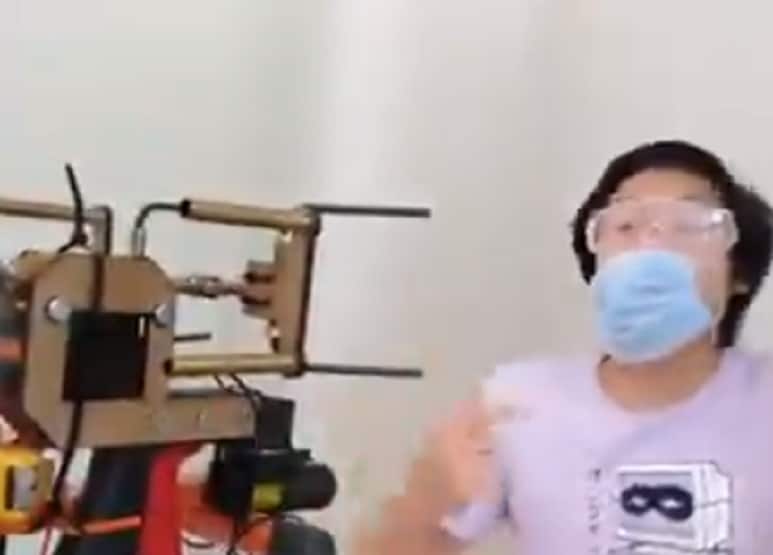 कोरोना: आ गई चेहरे पर मास्क पहनाने वाली मशीन, वीडियो वायरल