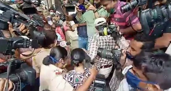 ED ऑफिस पहुंचते ही भीड़ ने सुशांत की बहन को घेरा, बचाव में आई महिला पुलिस