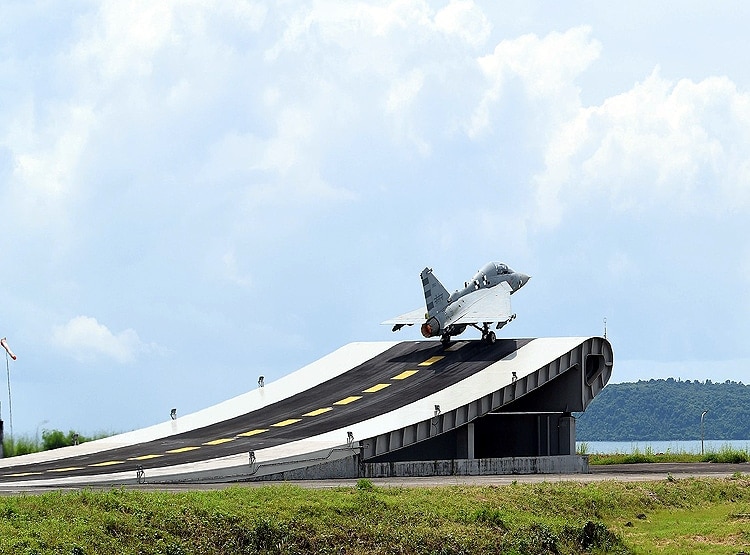 एयरफोर्स का बड़ा कदम, PAK की एक गलत हरकत पर कहर बरपाएगा LCA तेजस