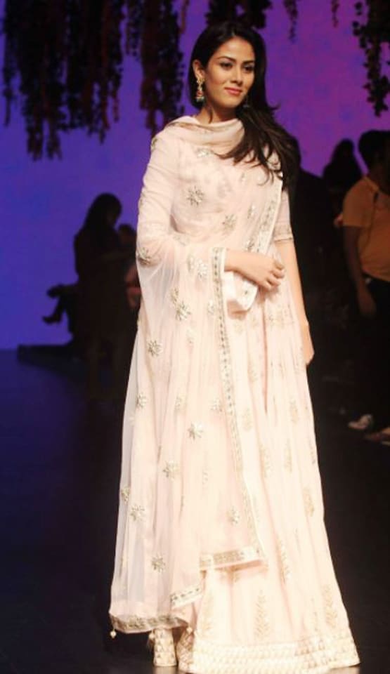 बेबी बंप फ्लॉन्ट करते हुए इन एक्ट्रेसेज ने किया रैंप वॉक, खूब बटोरी सुर्ख‍ियां