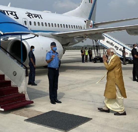 भूमि पूजन के लिए अयोध्या पहुंचे पीएम मोदी, धोती-कुर्ते में दिखा ये खास अंदाज