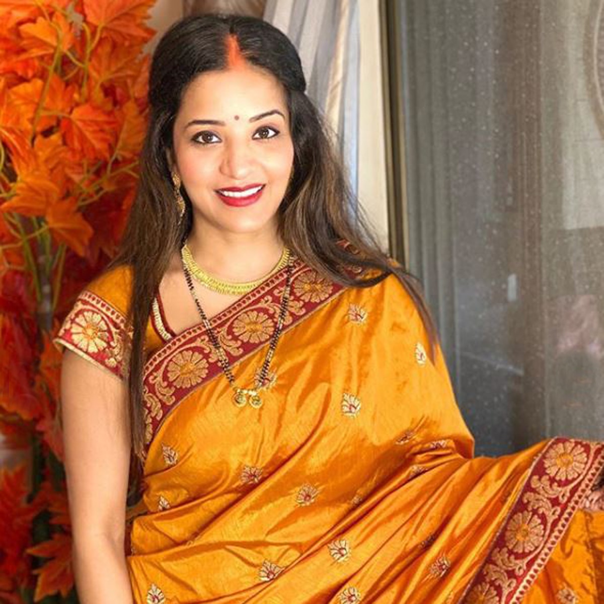 साड़ी में एक्ट्रेस मोनालिसा