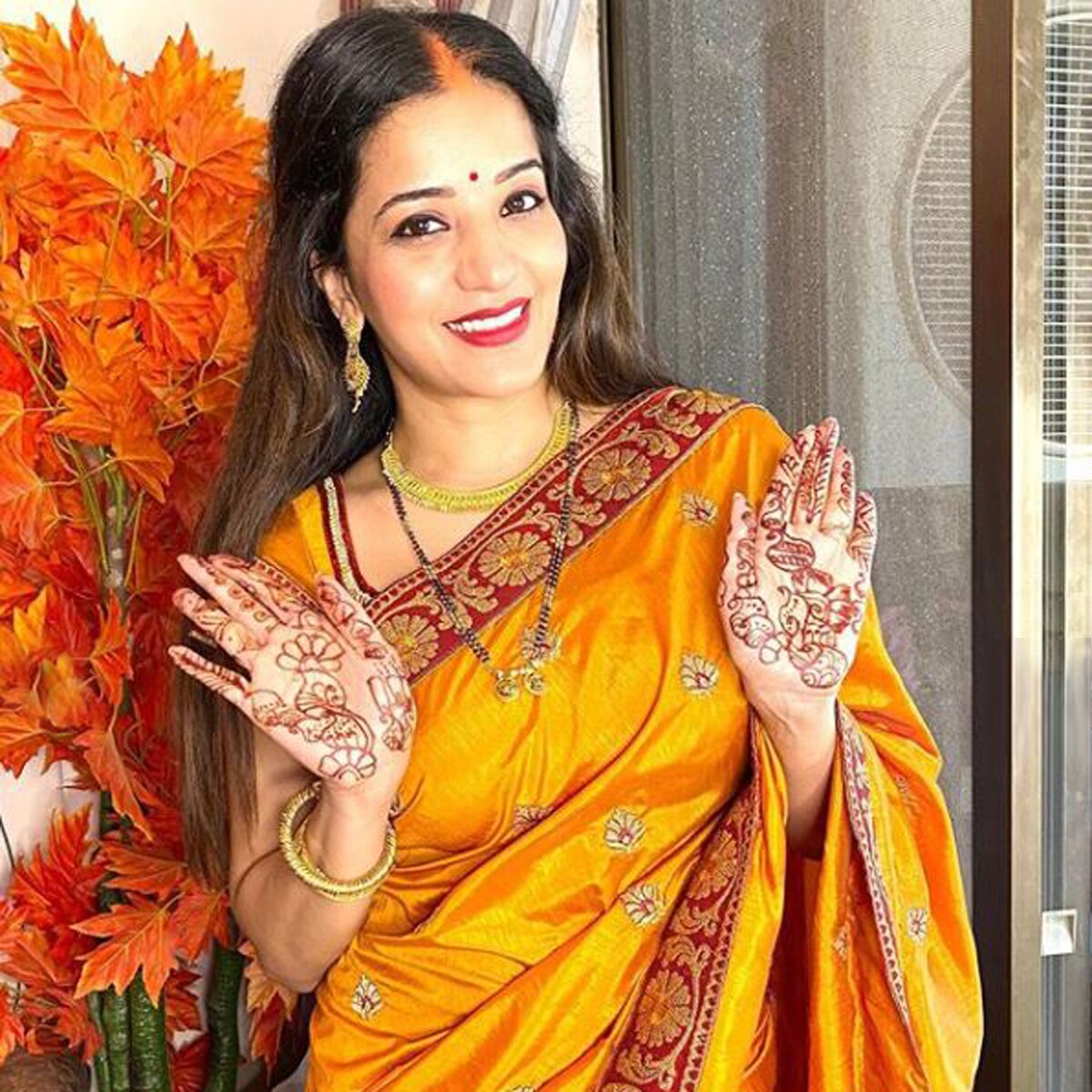 तीज का त्योहार मनाती मोनालिसा