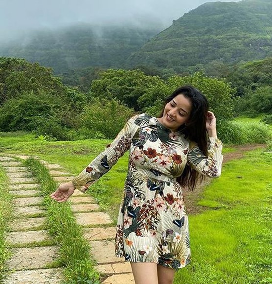 कोरोना काल में वैकेशन पर मोनालिसा, फोटोज शेयर कर कहा- खुद को खो दिया