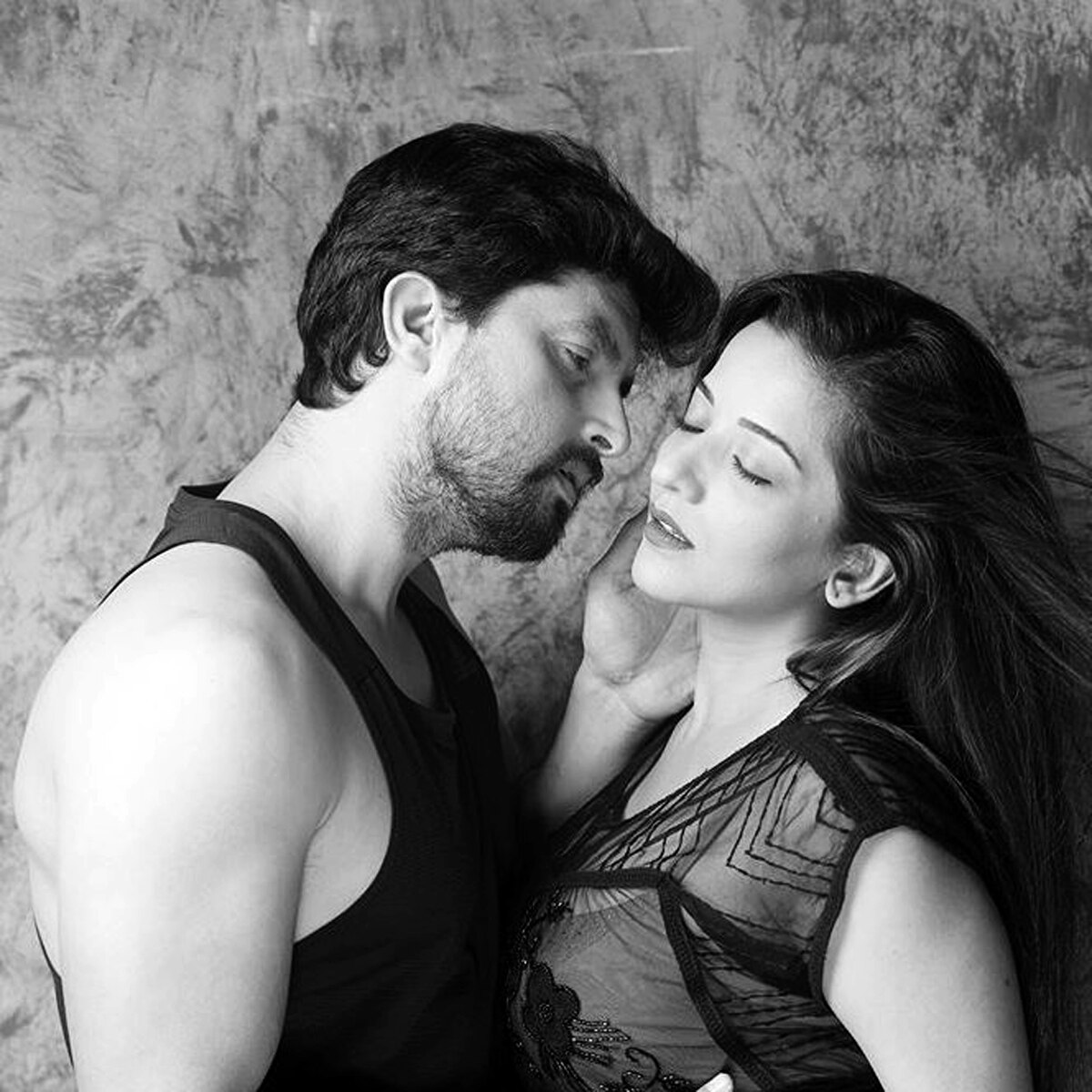 पति विक्रांत सिंह राजपूत संग मोनालिसा