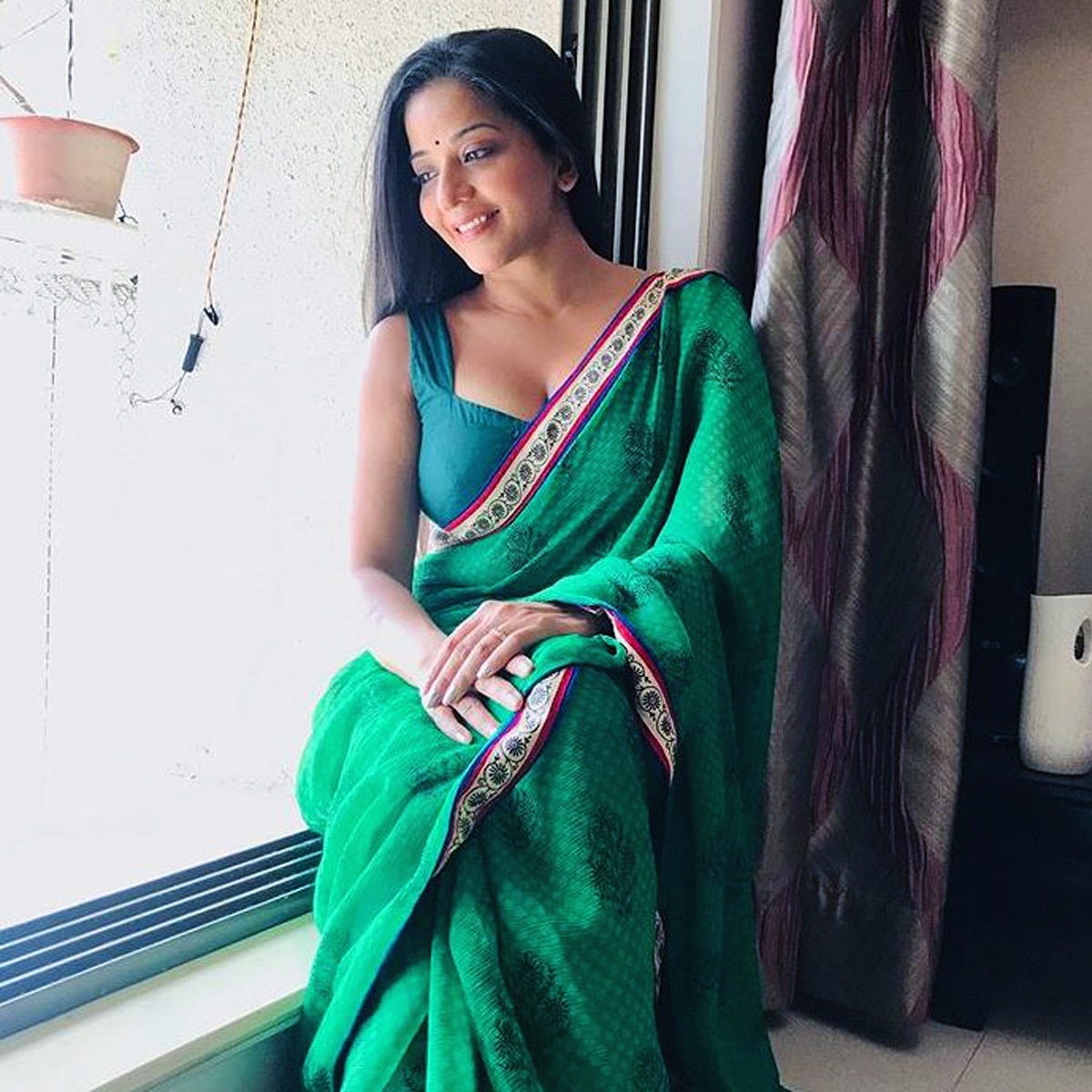 ग्रीन आउटफिट में मोनालिसा