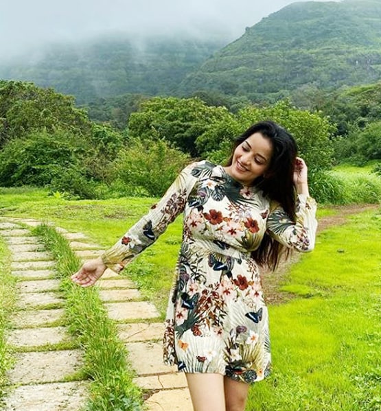 पति संग टूर पर निकलीं टीवी एक्ट्रेस मोनालिसा, शेयर की शानदार फोटोज