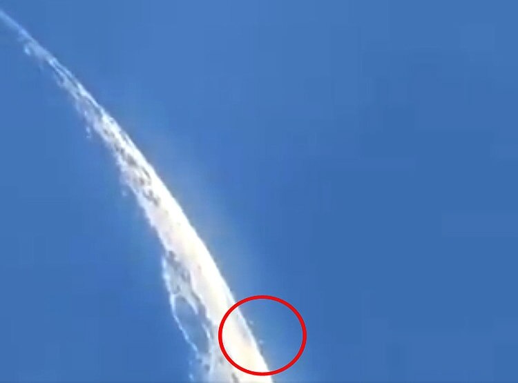 चांद पर दिखीं अनजान उड़ती हुई चीजें, वैज्ञानिक हैरान-आखिर क्या है ये?