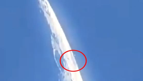 चांद पर दिखीं अनजान उड़ती हुई चीजें, वैज्ञानिक हैरान-आखिर क्या है ये?