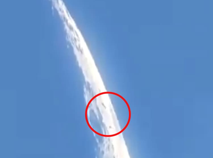 चांद पर दिखीं अनजान उड़ती हुई चीजें, वैज्ञानिक हैरान-आखिर क्या है ये?