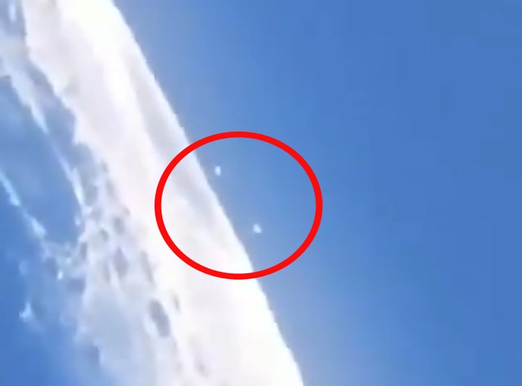 चांद पर दिखीं अनजान उड़ती हुई चीजें, वैज्ञानिक हैरान-आखिर क्या है ये?