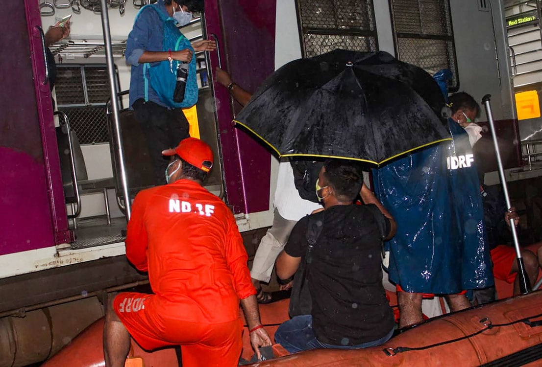 मुंबई: भारी बारिश में फंस गई लोकल ट्रेन, लोगों को NDRF ने निकाला