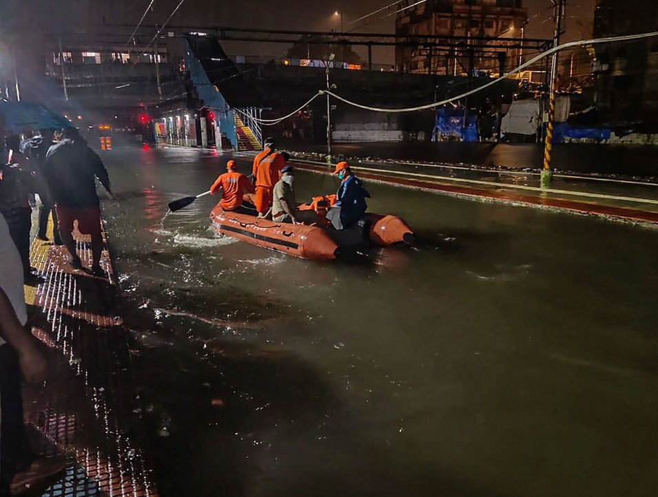 मुंबई: भारी बारिश में फंस गई लोकल ट्रेन, लोगों को NDRF ने निकाला