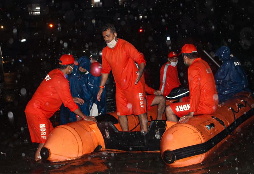 मुंबई: भारी बारिश में फंस गई लोकल ट्रेन, लोगों को NDRF ने निकाला