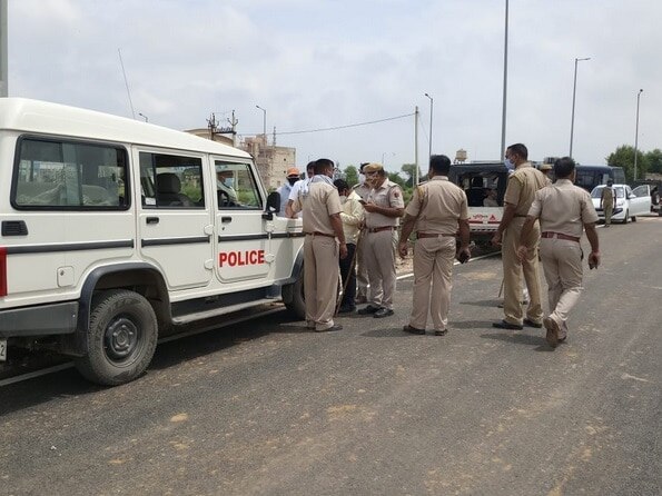 अलवर में महिला की बेरहमी से हत्या, टुकड़े कर सड़क किनारे फेंका शव