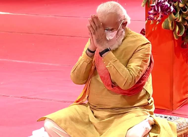 अयोध्या में साधु-संतों के बीच संत छवि में नजर आए पीएम मोदी