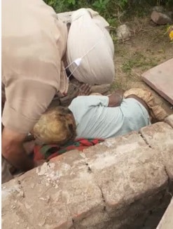 एक बेटा अफसर दूसरा नेता, सड़कों पर पड़ी मिली बूढ़ी मां, सिर में पड़े कीड़े