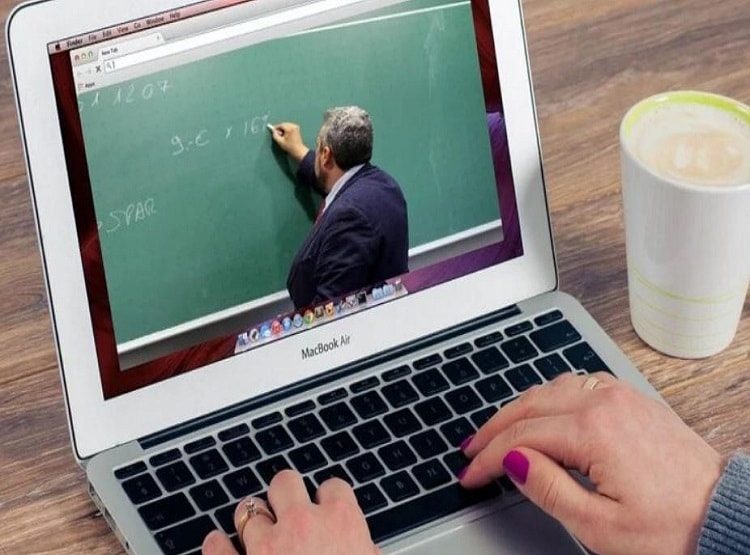 ऑनलाइन क्लास के लिए मीलों पैदल चल रहे बच्चे, पहाड़ चढ़ने को मजबूर