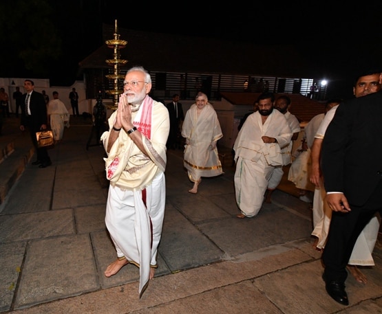 भूमि पूजन के लिए अयोध्या पहुंचे पीएम मोदी, धोती-कुर्ते में दिखा ये खास अंदाज