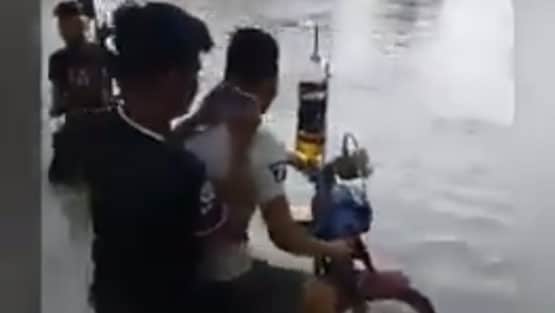 देसी जुगाड़ से 'नदी' में दौड़ाई बाइक, जिसने देखा वो हुआ हैरान