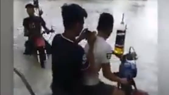 देसी जुगाड़ से 'नदी' में दौड़ाई बाइक, जिसने देखा वो हुआ हैरान