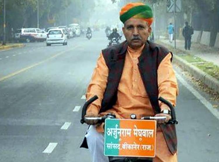 कोरोना पॉजिटिव केंद्रीय मंत्री को पापड़ क्यों भेज रहे हैं कांग्रेसी?