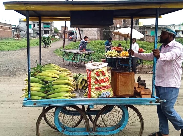 ठेले पर भुट्टा बेचते हैं ये पार्षद, रोज 400 रुपये कमाकर चलाते हैं घर