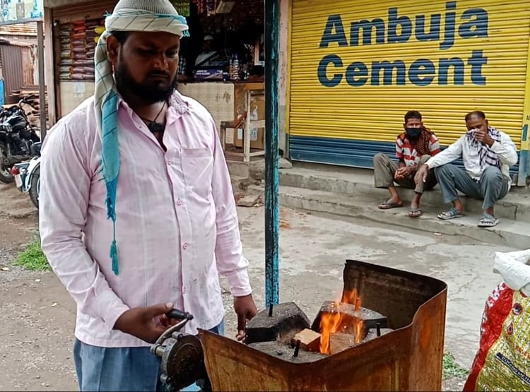 ठेले पर भुट्टा बेचते हैं ये पार्षद, रोज 400 रुपये कमाकर चलाते हैं घर