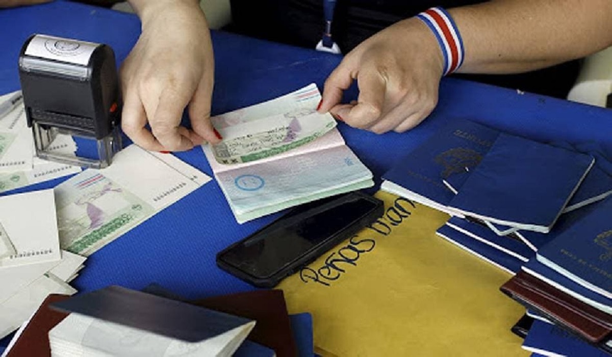 प्रेमिका के पति के नाम बनवा लिया पासपोर्ट