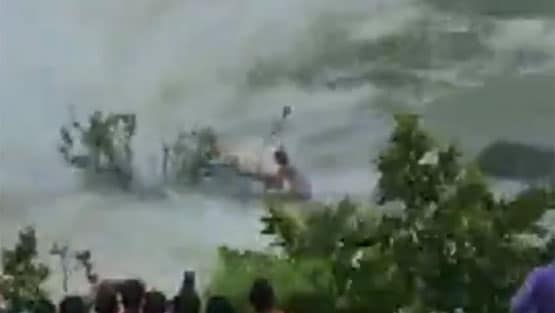 नदी की लहरों के बीच फंसे युवक का हेलिकॉप्टर से रेस्क्यू, Photos