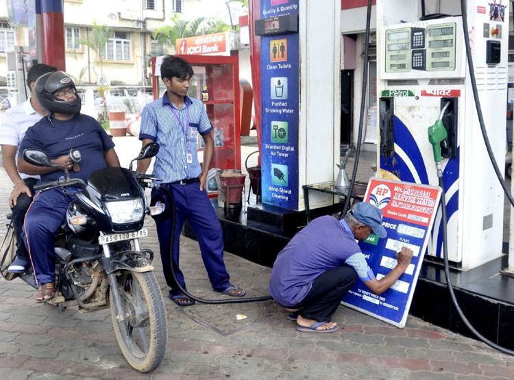 पेट्रोल पंप खोलने का मौका, मोदी सरकार ने नियमों को लेकर बताई ये बात