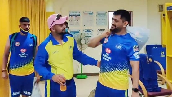 संन्यास के बाद धोनी और रैना ने एक दूसरे को यूं लगाया गले, Photos