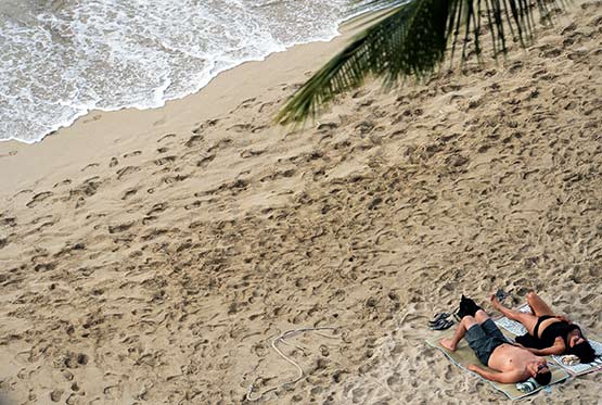 कोरोना में भी अमीरों की पार्टियां, गेस्ट का 15 मिनट में होता है टेस्ट