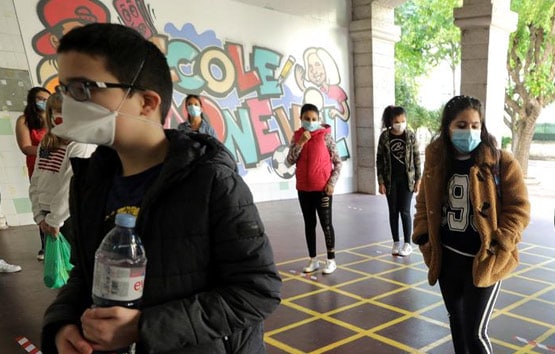 स्कूल खोलने की तैयारी, पर इस देश में 15 दिन में 97000 बच्चे संक्रमित