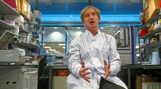 कोरोना वैक्सीन पर क्यों ऑक्सफोर्ड के दो वैज्ञानिकों में हो रहा टकराव