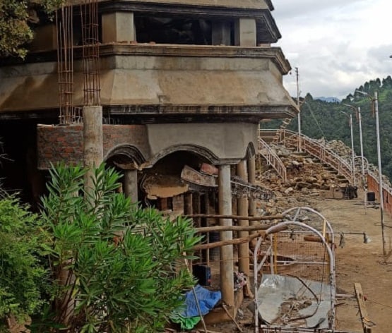 मंदिर के पास चल रही थी खुदाई, जमीन के अंदर दिखी रहस्यमयी गुफा