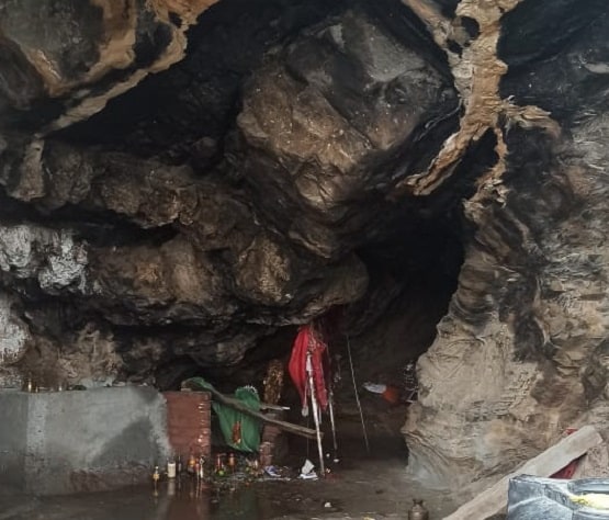 मंदिर के पास चल रही थी खुदाई, जमीन के अंदर दिखी रहस्यमयी गुफा