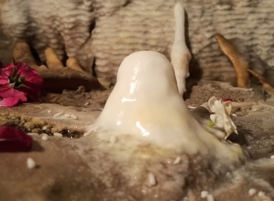 मंदिर के पास चल रही थी खुदाई, जमीन के अंदर दिखी रहस्यमयी गुफा